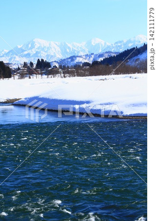 信濃川・越後三山冬景色 信濃川・越後三山冬景色 142111779