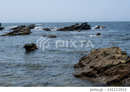 神奈川県三浦半島  城ヶ島の岩場のある海岸 142111912