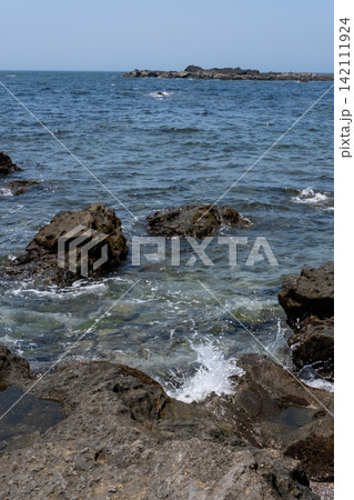 神奈川県三浦半島 城ヶ島の岩場のある海岸 神奈川県三浦半島 城ヶ島の岩場のある海岸 142111924