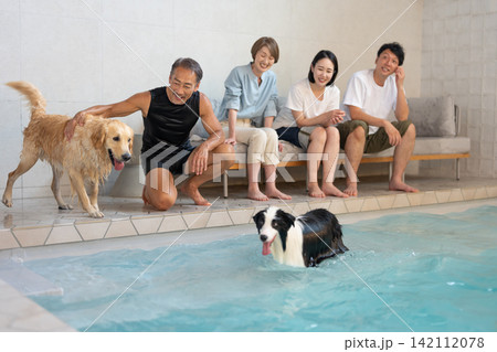 愛犬とプールで遊ぶ大人の家族旅行 愛犬とプールで遊ぶ大人の家族旅行 142112078