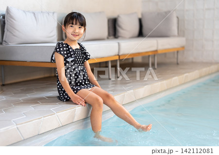 プールで遊ぶ女の子 プールで遊ぶ女の子 142112081
