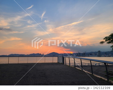 夕焼け空が広がるベイエリアのドラマチックな景観 夕焼け空が広がるベイエリアのドラマチックな景観 142112109