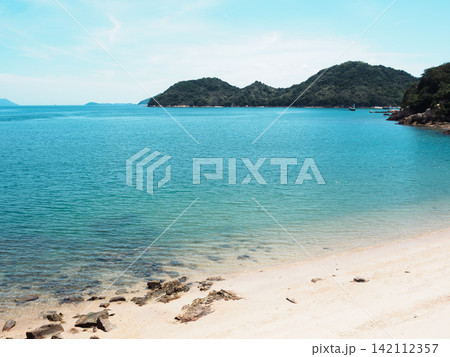 瀬戸内海を一望できる香川県の直島から見る海景色 ノスタルジックなネガフィルム風 瀬戸内海を一望できる香川県の直島から見る海景色 ノスタルジックなネガフィルム風 142112357