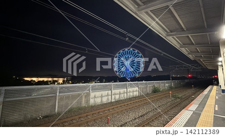 駅のホームから見える夜の観覧車 142112389