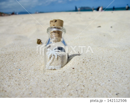 ハワイの砂が入ったサンドボトルと美しい白砂のラニカイビーチ｜海外旅行広告・観光記事・リゾート素材 142112506
