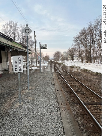 冬の寒さに耐える鉄道の線路 冬の寒さに耐える鉄道の線路 142112524
