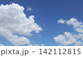 夏の青空と白い雲 夏の青空と白い雲 142112815