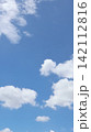 夏の青空と白い雲 夏の青空と白い雲 142112816