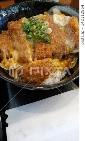 カツ丼を黒背景に単品撮影 カツ丼を黒背景に単品撮影 142112964