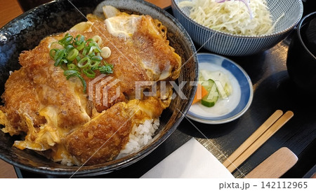 カツ丼を箸で食べる カツ丼を箸で食べる 142112965