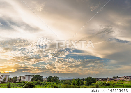 明るい夕焼け雲が広がるファンタスティックな夏の風景 明るい夕焼け雲が広がるファンタスティックな夏の風景 142113478