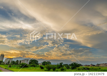 明るい夕焼け雲が広がるファンタスティックな夏の風景 明るい夕焼け雲が広がるファンタスティックな夏の風景 142113479
