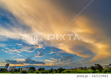 明るい夕焼け雲が広がるファンタスティックな夏の風景 明るい夕焼け雲が広がるファンタスティックな夏の風景 142113481
