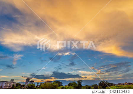 明るい夕焼け雲が広がるファンタスティックな夏の風景 142113486