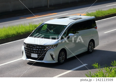 走行中の白い高級ミニバン 走行中の白い高級ミニバン 142113509