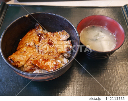 豚丼と味噌汁 豚丼と味噌汁 142113583
