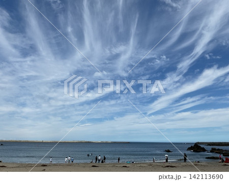青空が広がる夏の海と海辺で遊ぶ人々、八戸の海岸風景 青空が広がる夏の海と海辺で遊ぶ人々、八戸の海岸風景 142113690