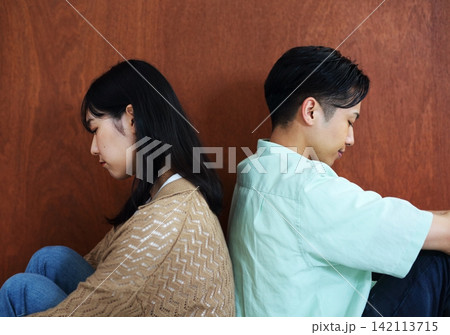 仲が悪い男女のイメージ 仲が悪い男女のイメージ 142113715
