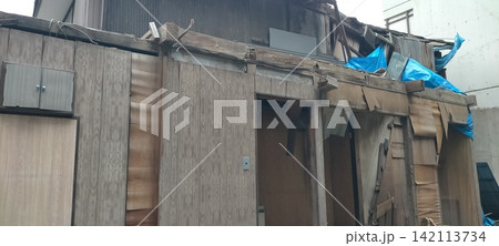 豪雨で壊れた住宅 豪雨で壊れた住宅 142113734