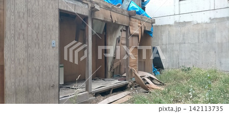 豪雨で壊れた住宅 豪雨で壊れた住宅 142113735