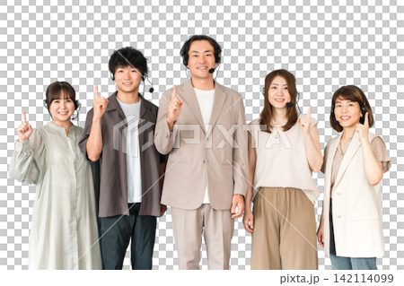 コールセンター,カスタマーセンターで働くインカム,ヘッドセットをつけたオペレーターの男女スタッフ 142114099