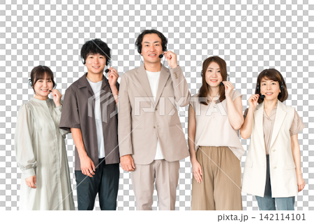 コールセンター,カスタマーセンターで働くインカム,ヘッドセットをつけたオペレーターの男女スタッフ コールセンター,カスタマーセンターで働くインカム,ヘッドセットをつけたオペレーターの男女スタッフ 142114101
