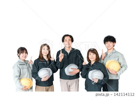 工場・工務店などの中小企業で働く作業着を着た従業員・スタッフ（ビジネスマン・ビジネスウーマン） 142114112