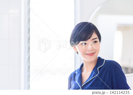 個室で微笑む若い日本人女性 個室で微笑む若い日本人女性 142114235