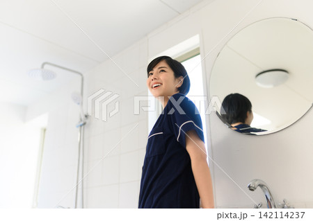 洗面所で明るく笑う若い女性 142114237