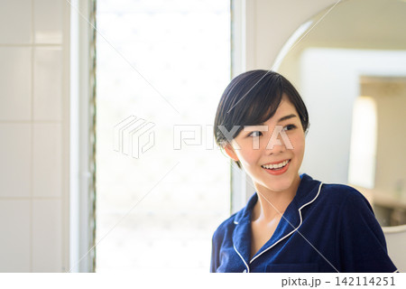 居室で明るく笑う日本人女性 居室で明るく笑う日本人女性 142114251