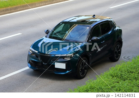 イタリア製のコンパクトSUV車両 142114831