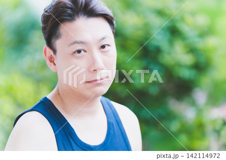 屋外で真剣な表情の40代男性のボタニカルメンズビューティーポートレート 屋外で真剣な表情の40代男性のボタニカルメンズビューティーポートレート 142114972