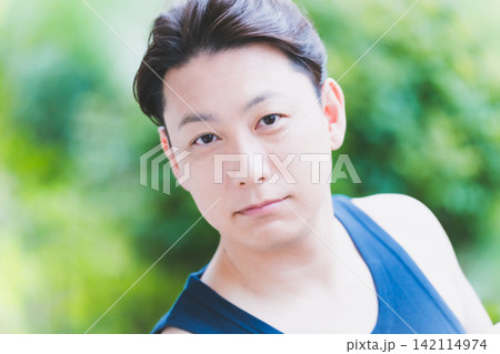 屋外で自信に満ちた表情の40代男性のボタニカルメンズビューティーポートレート 142114974