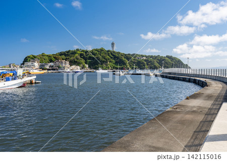 夏の湘南・青空と海に囲まれた江の島の風景 夏の湘南・青空と海に囲まれた江の島の風景 142115016