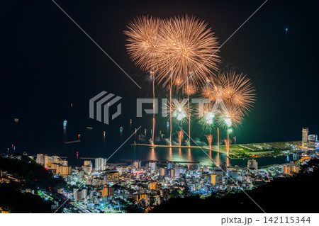 【静岡県】熱海100万ドルの夜景と海上花火 【静岡県】熱海100万ドルの夜景と海上花火 142115344