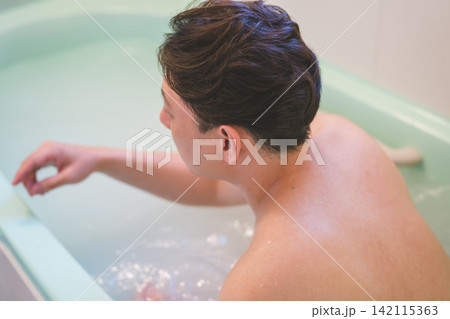 バスタブでリラックスする40代男性の入浴シーン バスタブでリラックスする40代男性の入浴シーン 142115363