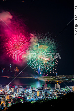 【静岡県】熱海100万ドルの夜景と海上花火 【静岡県】熱海100万ドルの夜景と海上花火 142115415