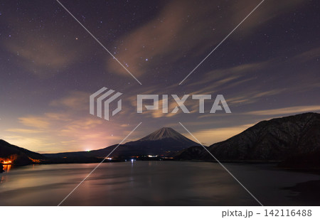 本栖湖から見る夜明けの逆さ紅色の星 本栖湖から見る夜明けの逆さ紅色の星 142116488
