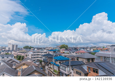 無数の雲が浮かび劇的な表情を表す夏の景色 無数の雲が浮かび劇的な表情を表す夏の景色 142116936
