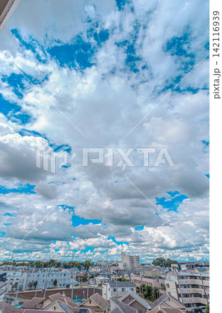 無数の雲が浮かび劇的な表情を表す夏の景色 無数の雲が浮かび劇的な表情を表す夏の景色 142116939