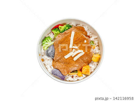 レンチン前の冷凍カレーライス(透明フィルム付)【白背景・切り抜き】 レンチン前の冷凍カレーライス(透明フィルム付)【白背景・切り抜き】 142116958