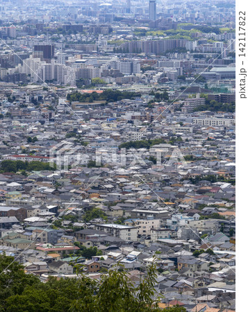 五月山から見る住宅が密集した街の風景 142117822