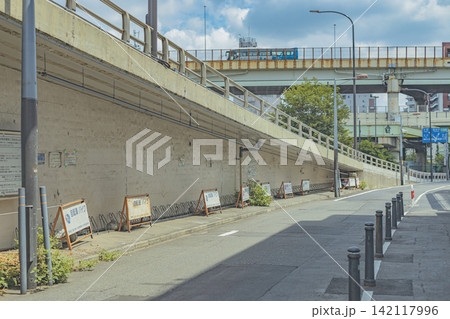 池袋の高架下と道路風景 池袋の高架下と道路風景 142117996