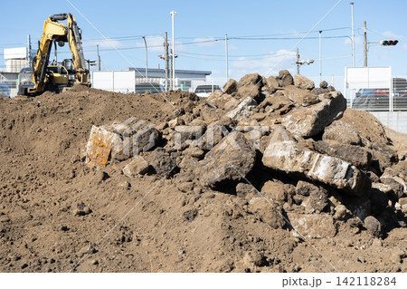 建物解体後の更地から掘り出されたコンクリートガラと石1 建物解体後の更地から掘り出されたコンクリートガラと石1 142118284