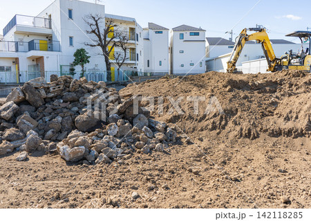 建物解体後の更地から掘り出されたコンクリートガラと石2 建物解体後の更地から掘り出されたコンクリートガラと石2 142118285
