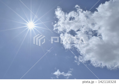 青空と太陽　直射日光　フリースペースイメージ（ fix撮影 ） 142118328