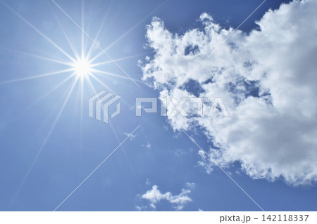 青空と太陽 直射日光 フリースペースイメージ( fix撮影 ) 青空と太陽 直射日光 フリースペースイメージ( fix撮影 ) 142118337