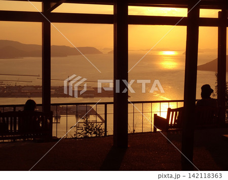 屋島・獅子の霊巌から望む瀬戸内海の夕景(香川県高松市) 屋島・獅子の霊巌から望む瀬戸内海の夕景(香川県高松市) 142118363
