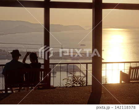 屋島・獅子の霊巌から望む瀬戸内海の夕景(香川県高松市) 屋島・獅子の霊巌から望む瀬戸内海の夕景(香川県高松市) 142118378