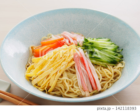 皿に盛った冷やし中華 142118393